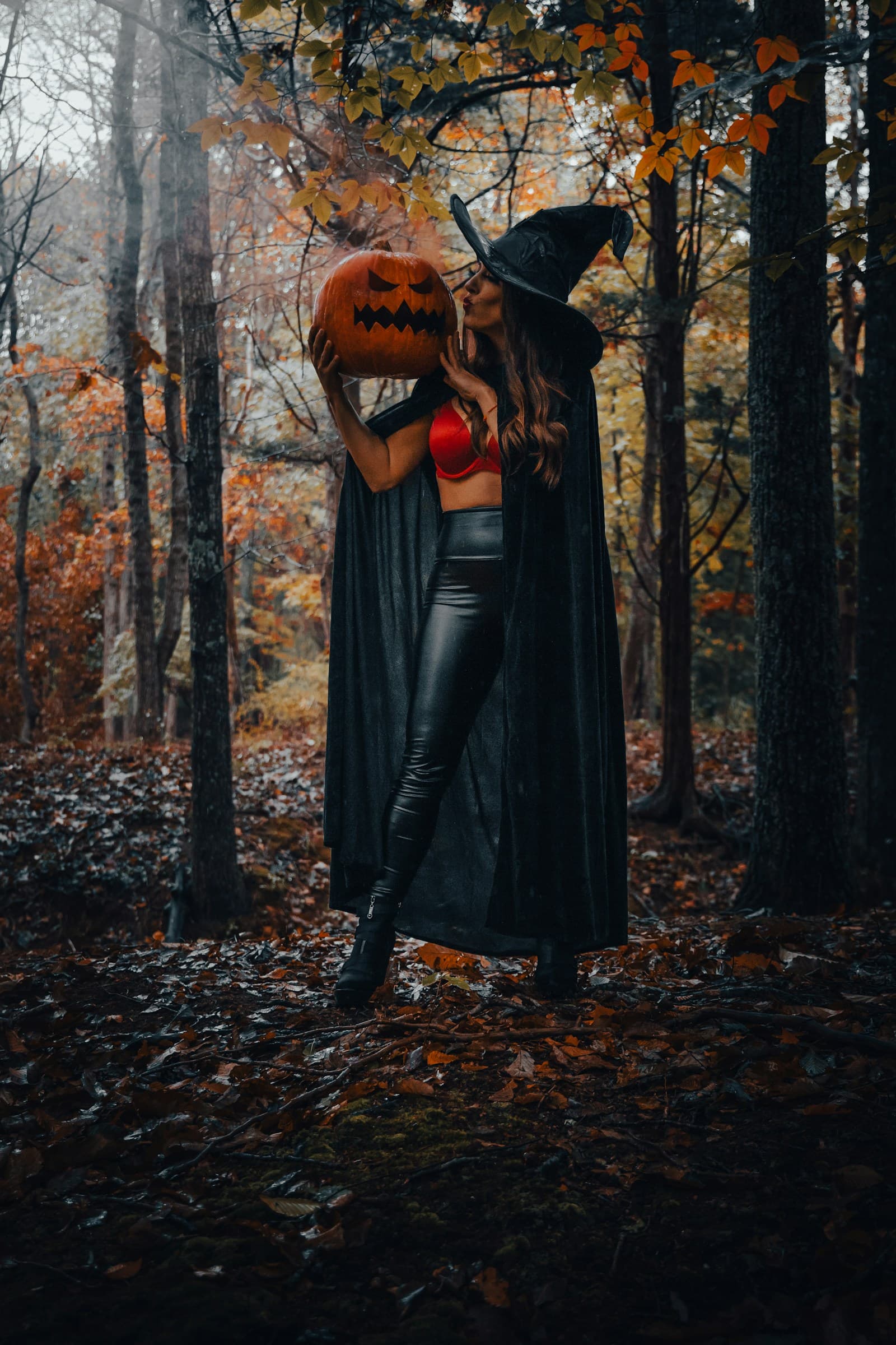 Người mặc trang phục Halloween cầm bí ngô