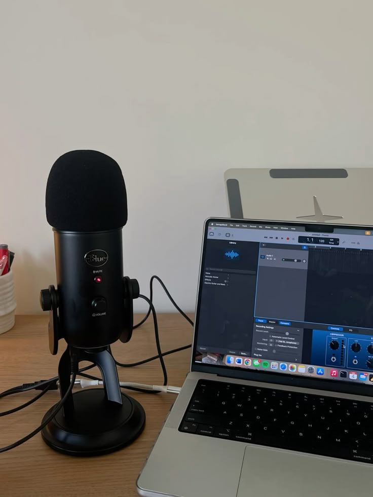 podcast kết hợp với quay dựng video